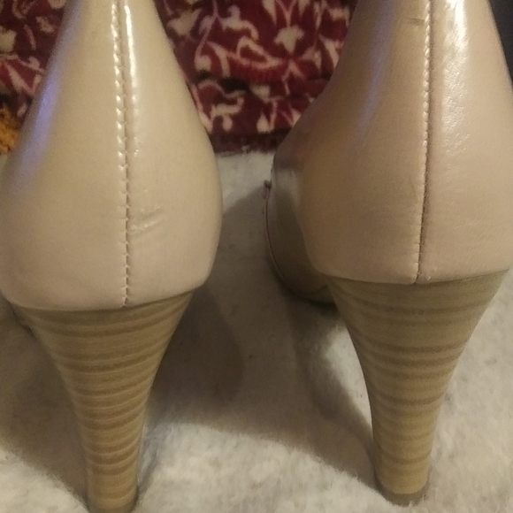 Tan heels - Picture 3 of 3